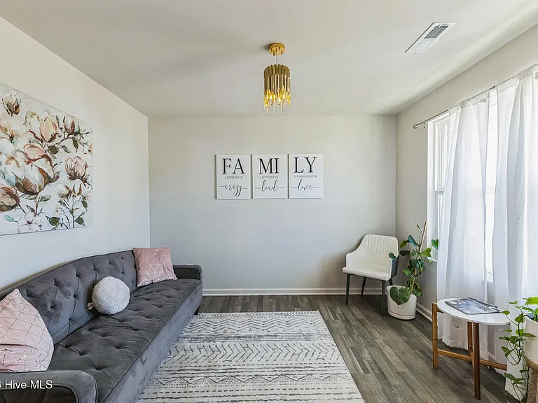 1253 Manor Dr — Photo 4