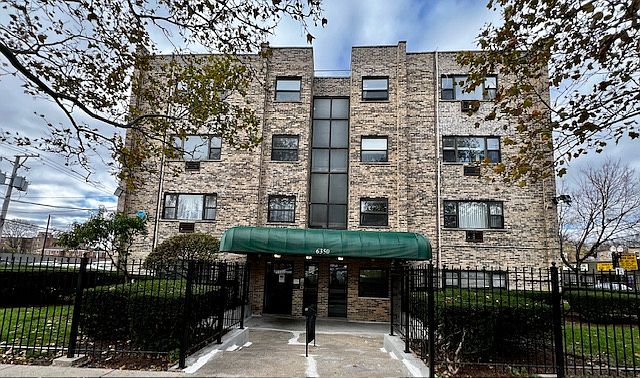 1st image of 6350 N Hoyne Ave APT 303