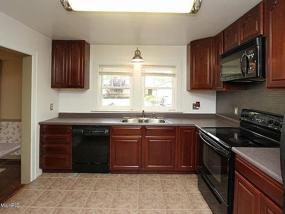 5th image of 330 W Allegan St