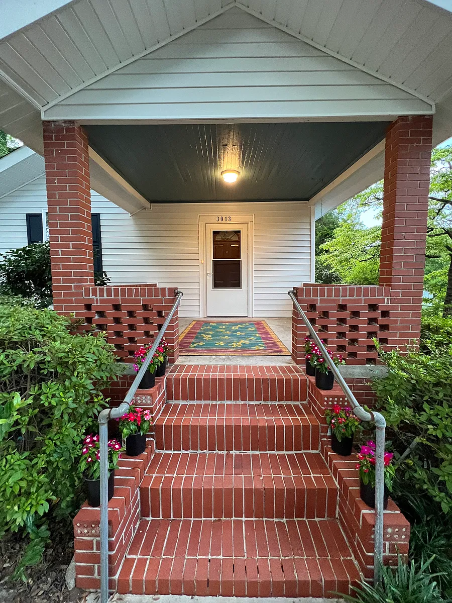 gracious entry - 3013 Superior St