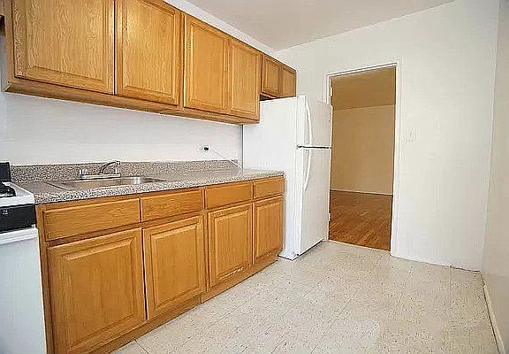 4th image of 145 E 18th St Floor 3