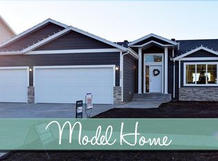 5596 S Cottonwood St, Grand Forks, ND 58201