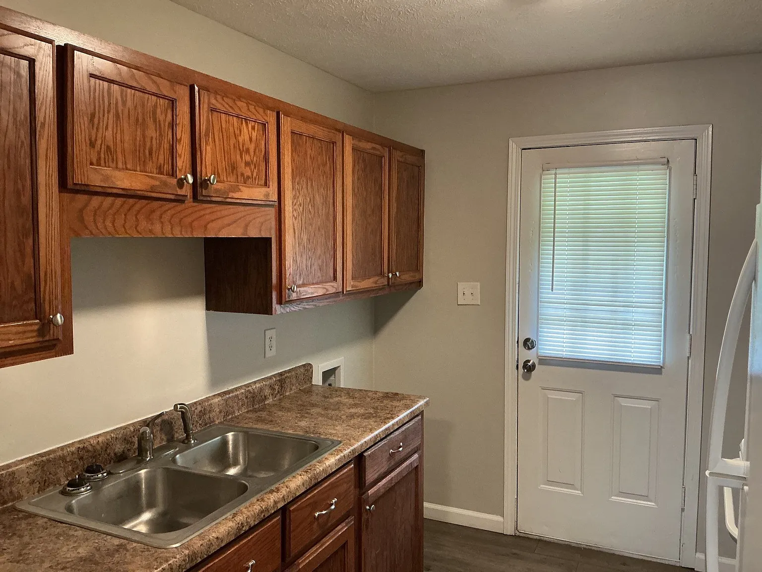 2 bed, 1.5 bath, 842 sqft, $1,150 — Photo 2