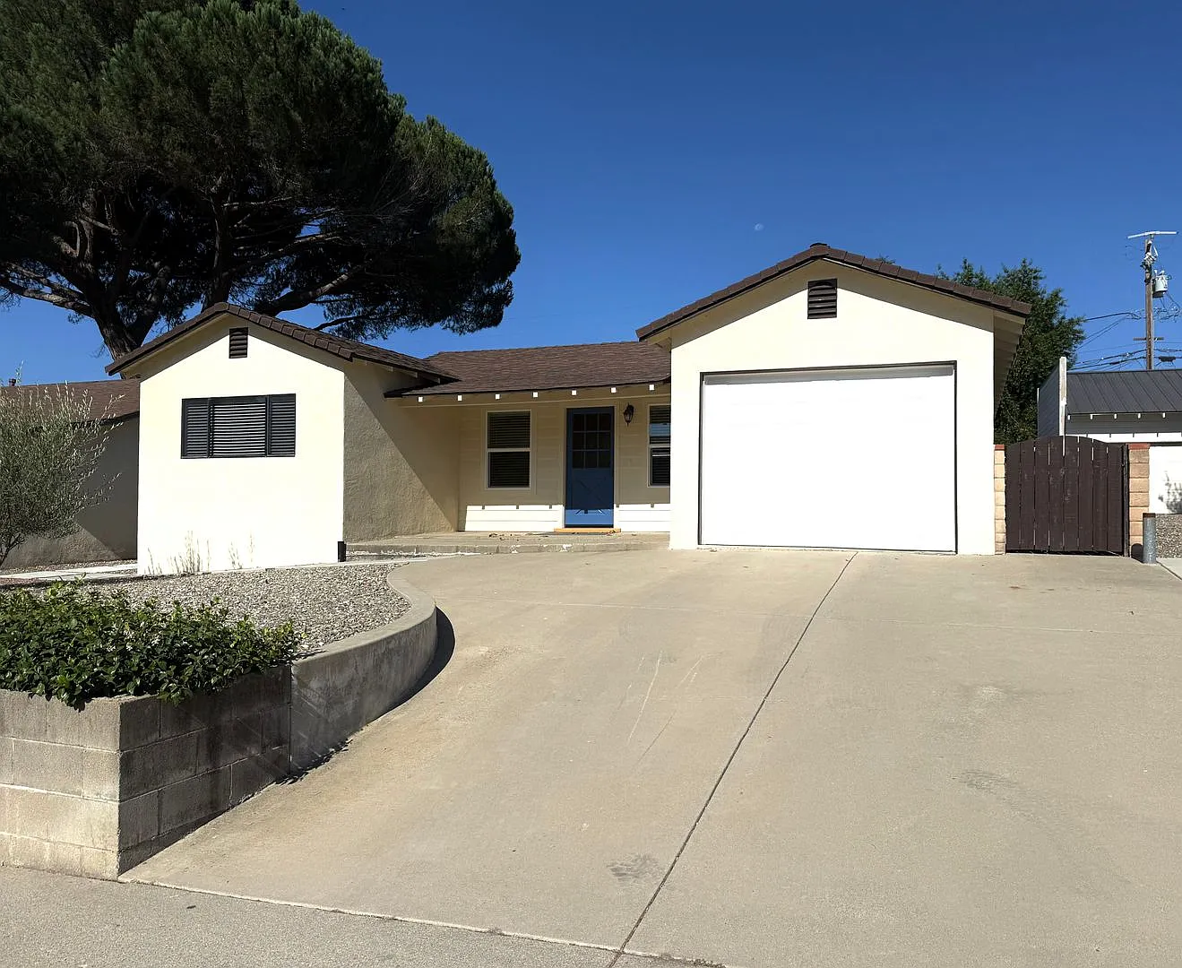 Charming 2 Bedroom, 1 Bathroom House With 1 Car Garage And Water Included In Solvang — Photo 1