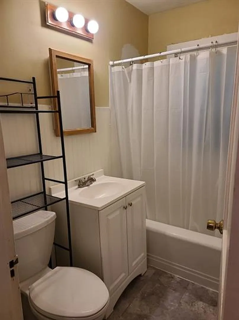 1411 Greenbriar Dr — Photo 3