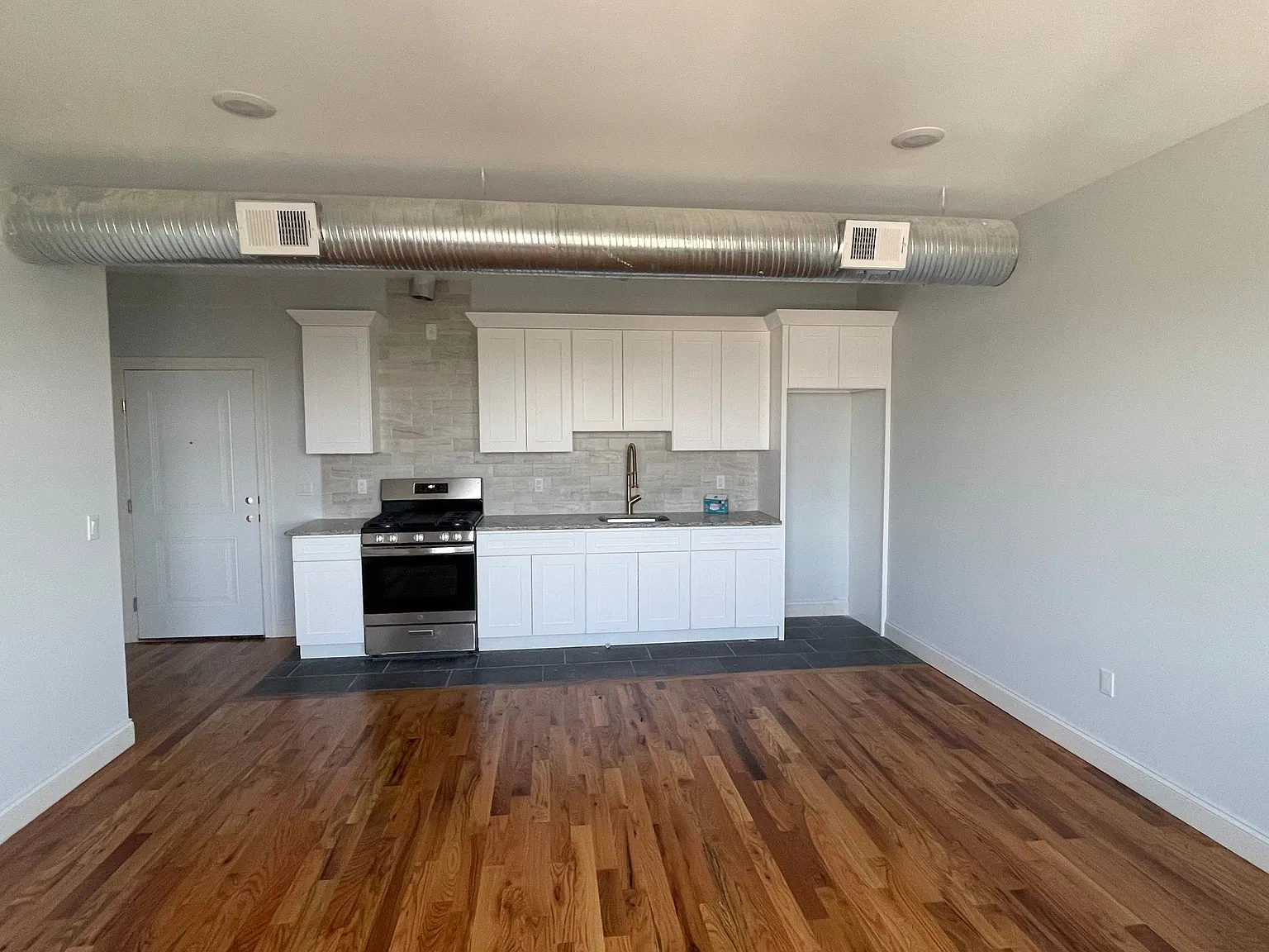 3 bed, 1.0 bath, 1100 sqft, $2,800 — Photo 4