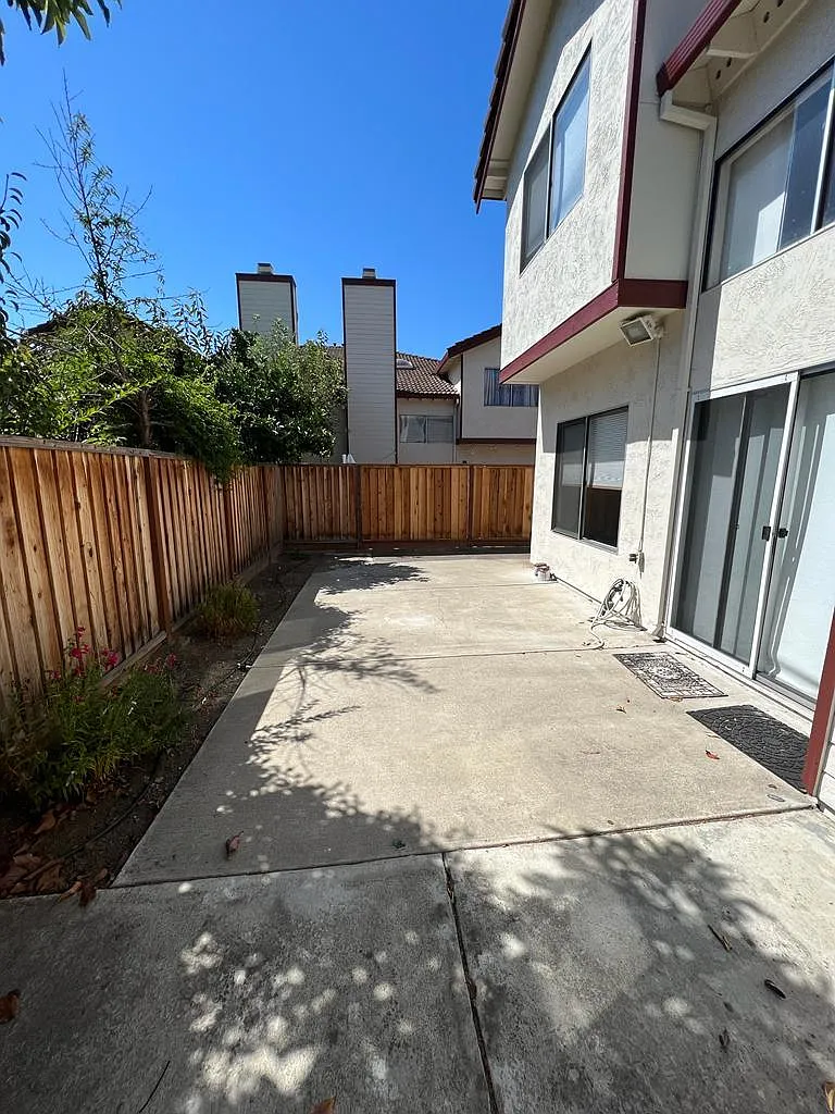 3 bed, 2.5 bath, 1600 sqft, $4,200 — Photo 2
