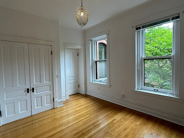 537 W Fullerton Pkwy #2 — Photo 11