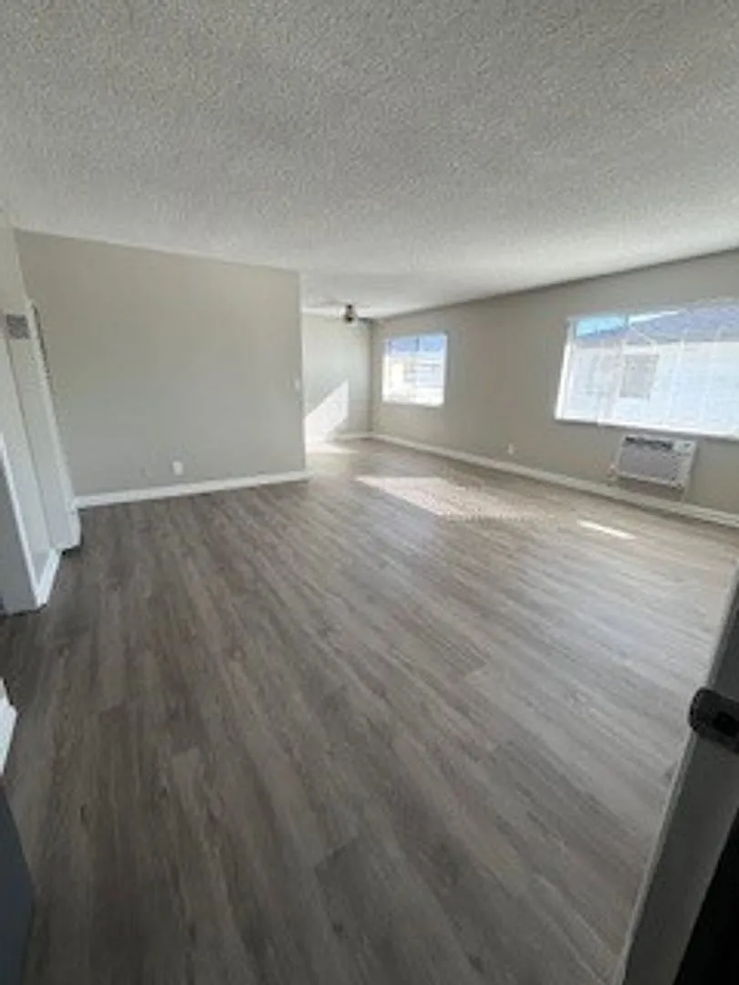 951 Springfield St — Photo 2