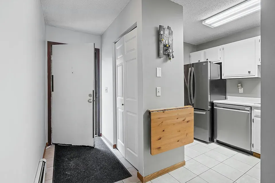 2 bed, 864 sqft, $1,650 — Photo 2