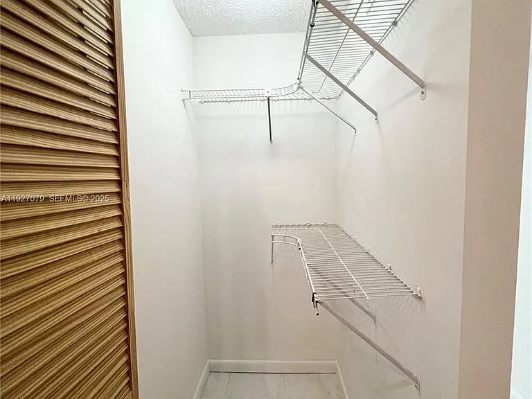 540 Brickell Key Dr — Photo 2
