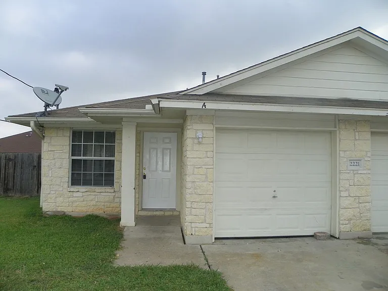 2221 Creekside Ln — Photo 2