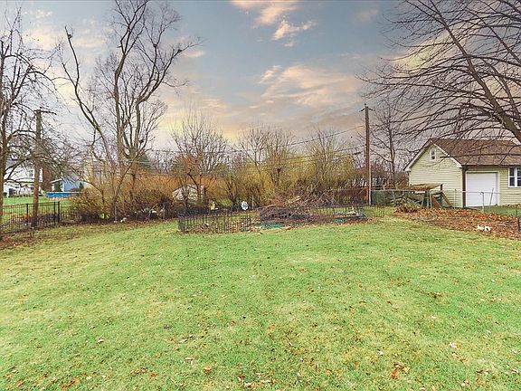 3rd image of 1230 Summit Dr