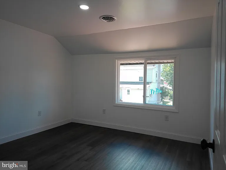640 E Chestnut St #1 — Photo 3