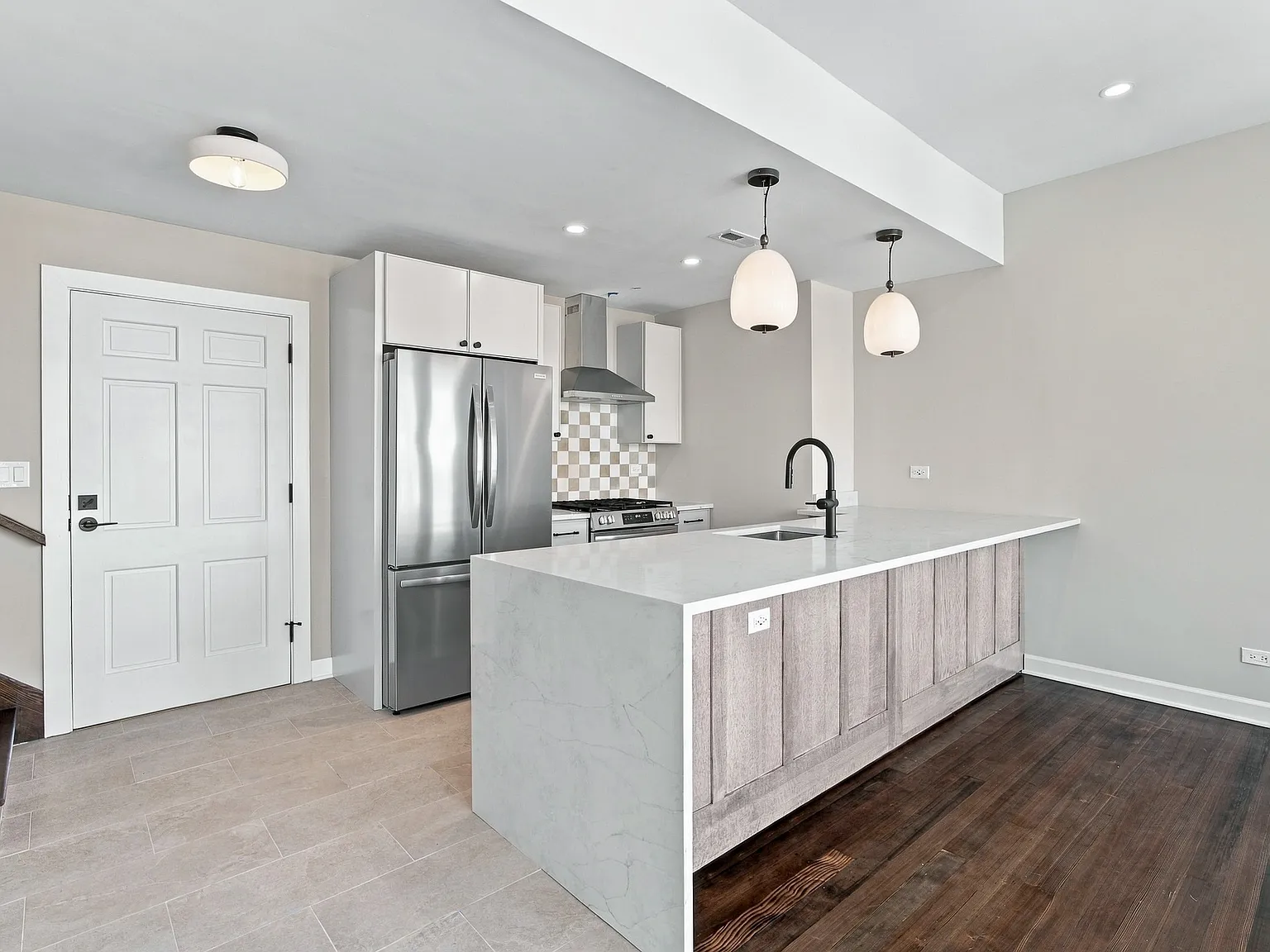 3 bed, 2025 sqft, $7,000 — Photo 2