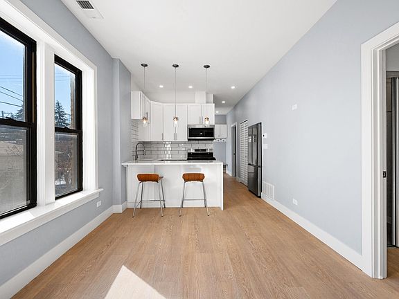 3rd image of 2523 W Winona St #1S