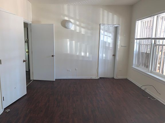 5th image of 947 W Oakdale Ave Floor 1