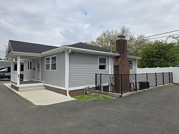 3rd image of 165 Garfield Ave