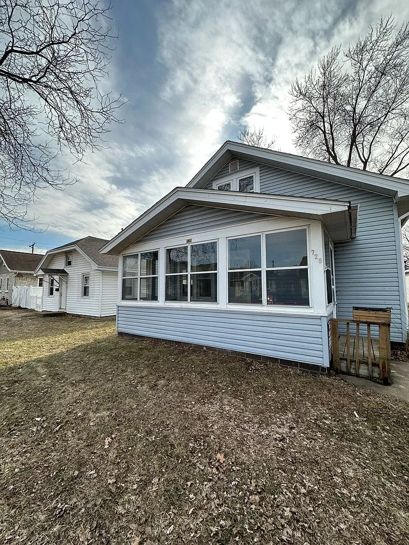 5 Bedroom Home Near UW-La Crosse with Garage & Yard — Photo 1