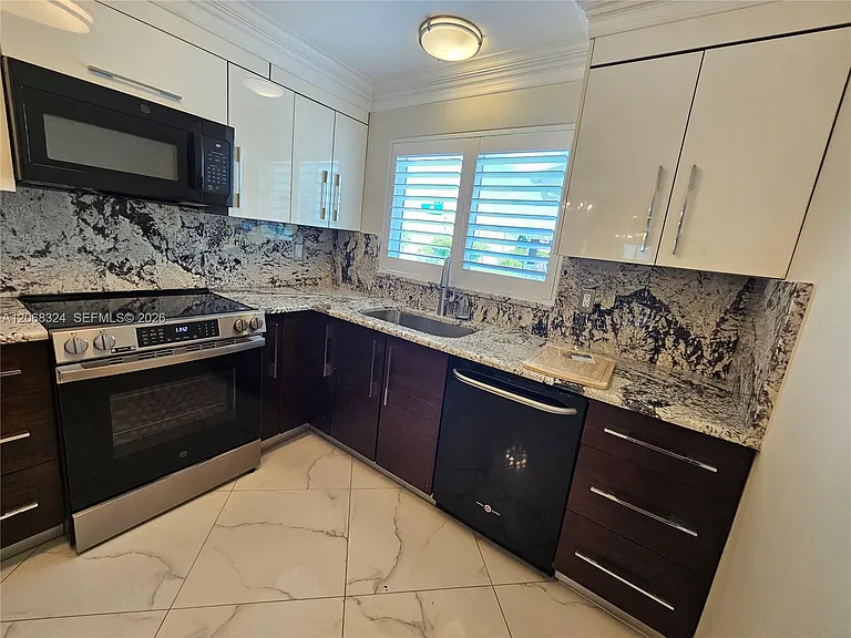 2661 NW 4th Ave — Photo 7