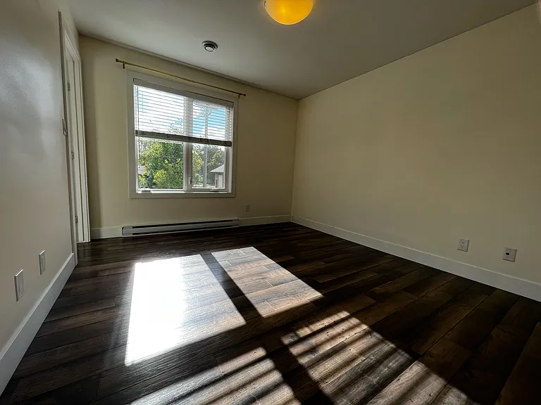 428 Henry St — Photo 3