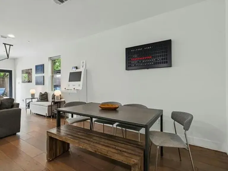 4413 Roseland Ave — Photo 25
