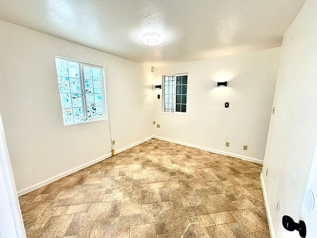 520 E 15th St #4 — Photo 3