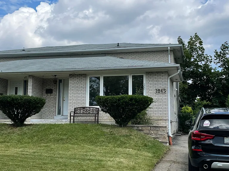 1245 Shamir Cres — Photo 1