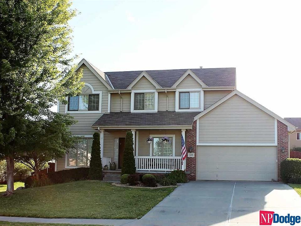 1st image of 128 Longwood Dr
