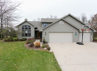 2884 Pine Ridge Rd, Oshkosh, WI 54904