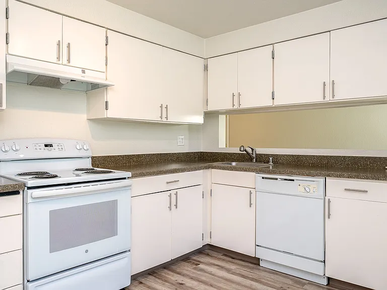 Arlo on 10th |Kitchen