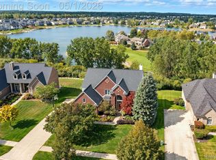 656 Overlook Dr, Oxford, MI 48371