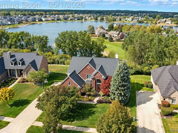 656 Overlook Dr, Oxford, MI 48371