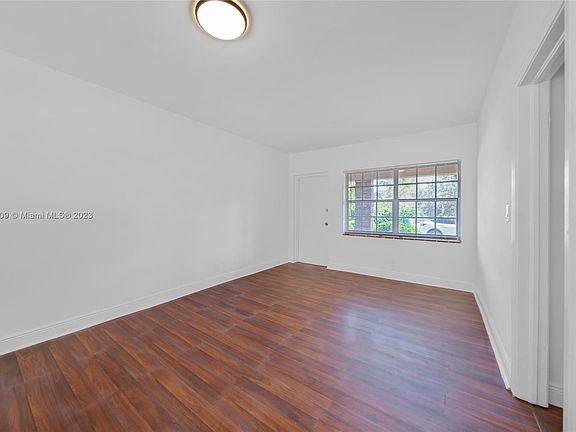 4th image of 950 NE 111th St #952
