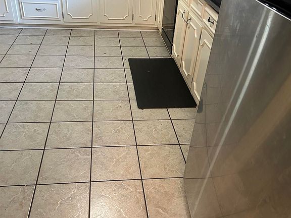 4th image of 1009 Sharp Dr