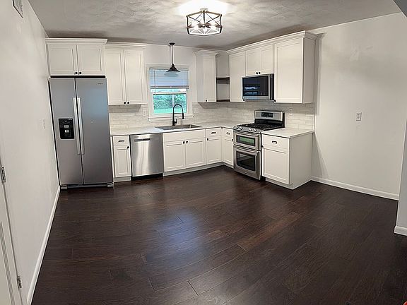 5th image of 212 W Plains Dr