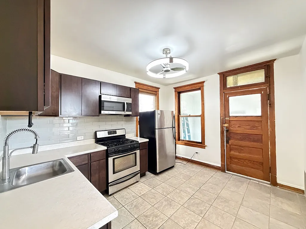 2 bed, 1200 sqft, $2,025 — Photo 4