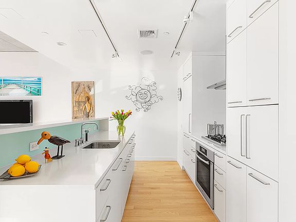 4th image of 246 W 17th St APT 5C