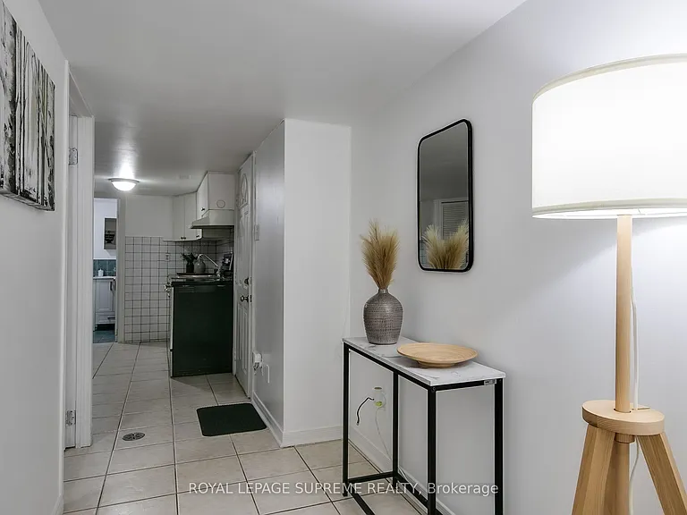 422 Oakwood Ave #BASEMENT — Photo 4