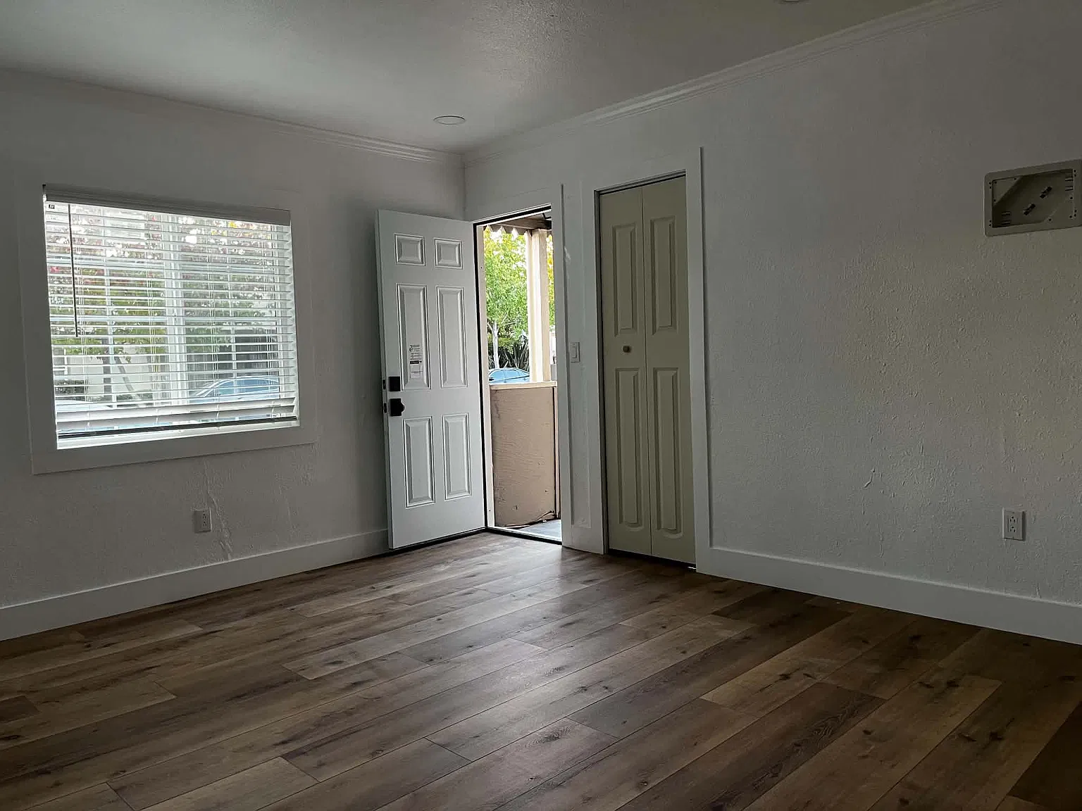 3 bed, 990 sqft, $3,600 — Photo 3