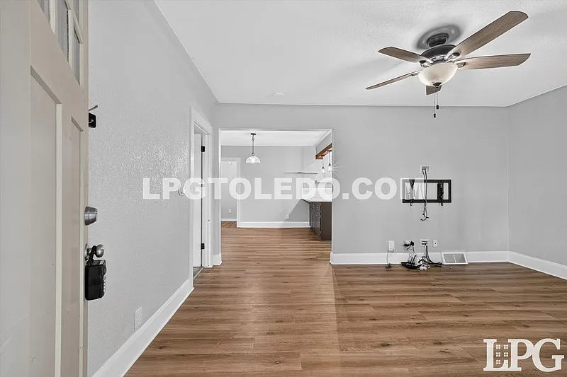 3 bed, 2.0 bath, 1159 sqft, $1,900 — Photo 4