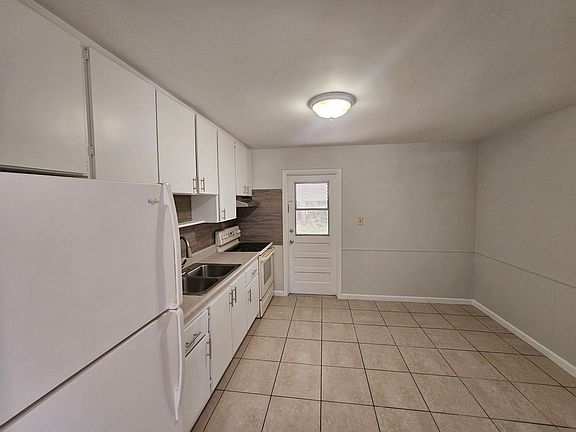 3rd image of 2031 Hugo Rd