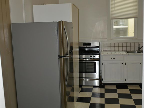 3rd image of 813 Cole St Unit 2