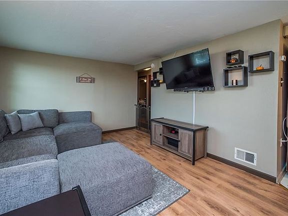 3rd image of 728 Rose Ln