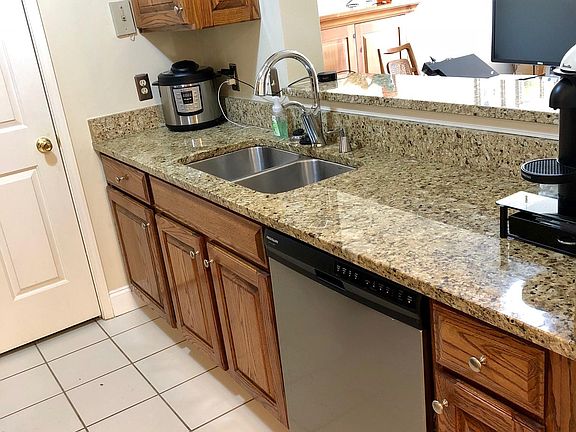 Kitchen - under-mount sink and granite counter tops 