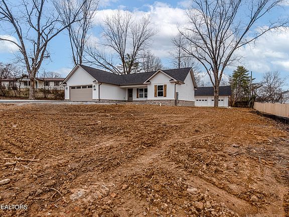 3rd image of 104 Ruskin Cir