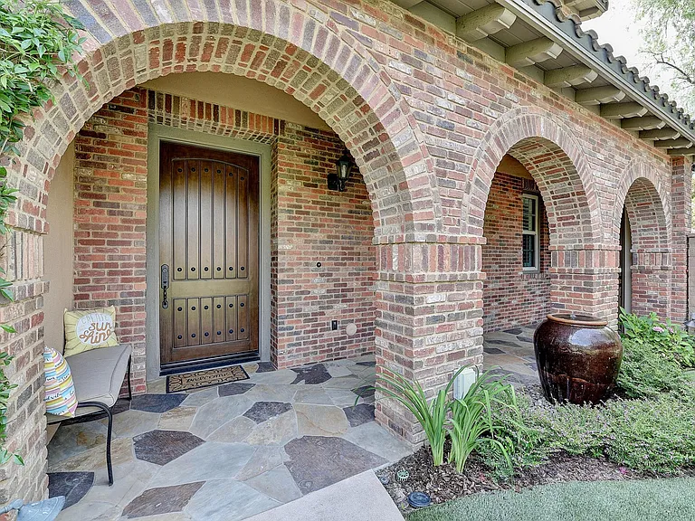 1 Julia St — Photo 6