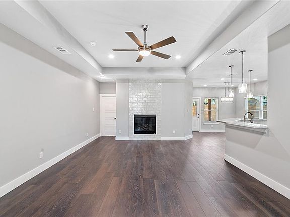 3rd image of 2546 W Clarendon Dr