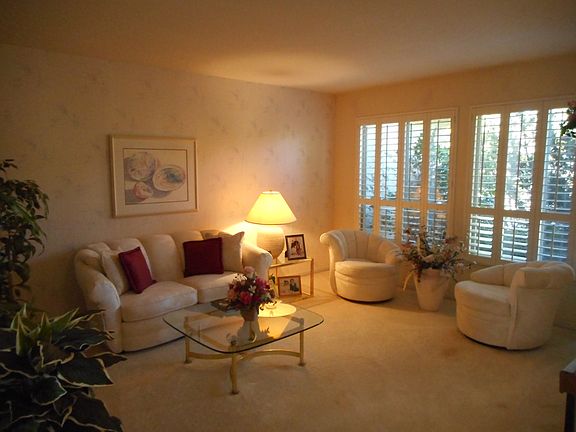 SEPARATE LIVING ROOM