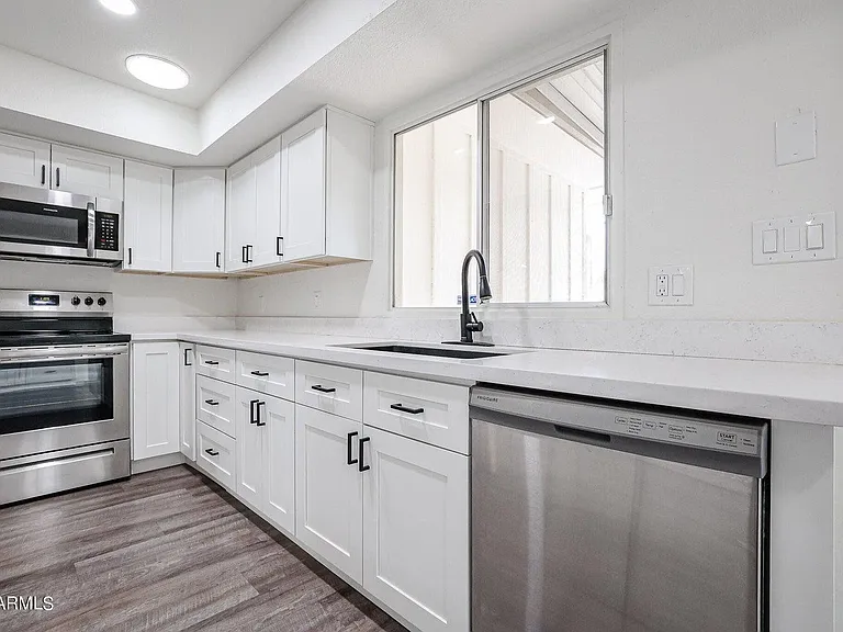 1803 W Maryland Ave — Photo 27
